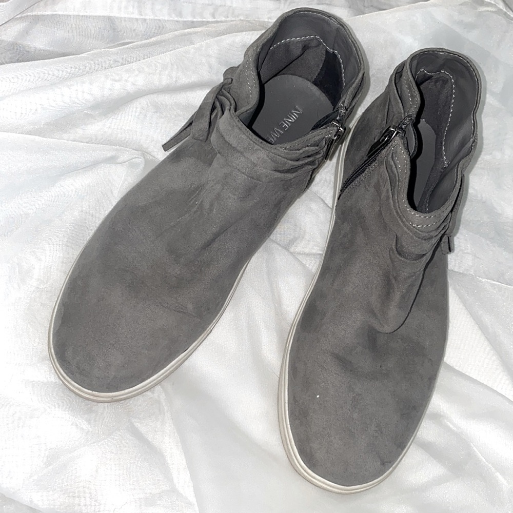 Nine West size 5 womens or girls cute gray grey suede shoes booties boots zipper